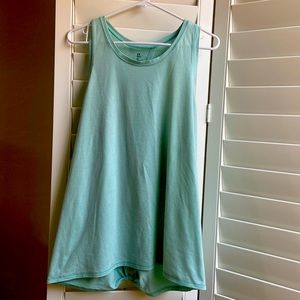 Gap fit tank with peep back